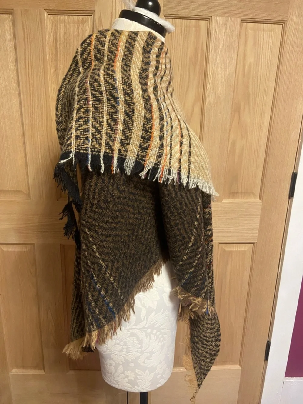 Cozy Two-Tone Fringe Blanket Scarf in Neutral Brown/Black tones
